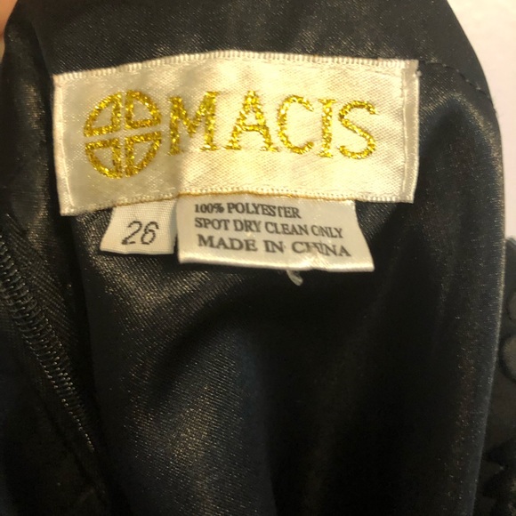 Black gown - Picture 12 of 12